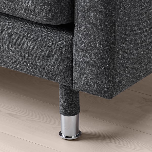 Mørk stofsofa med kromben, der viser kvalitetshåndværk og behagelig polstring.