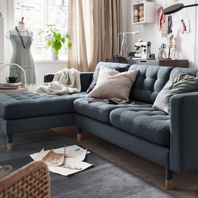 Grå LANDSKRONA sofa i lyst rum, passer under vindue.