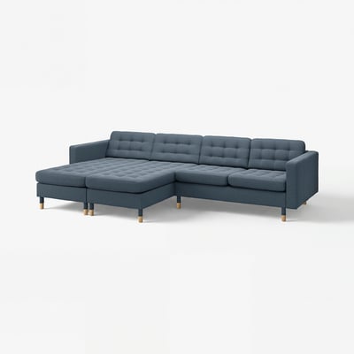 Moderne blå sektionsofa med firkantede puder og træben.