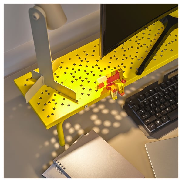 Lysegult gamingskærmstativ med sort tastatur, bærbar computer og bærbar computer på et skrivebord, hvilket forbedrer ergonomien på arbejdspladsen.