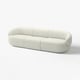 Moderne, cremefarvet, buet sofa med bløde puder, bløde kanter og et elegant design. En del af LILLESÄTER-serien.