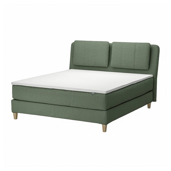 LILLFJÄLLET grøn divanseng med hynder, egetræsben og hvid madras.