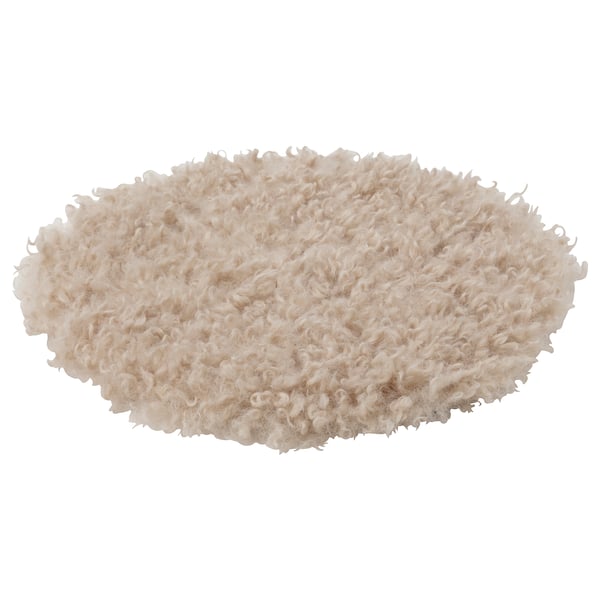 Madonnaliija, beige stoleunderlag, blødt, krøllet, rundt, skridsikker bund, genanvendt polyester.