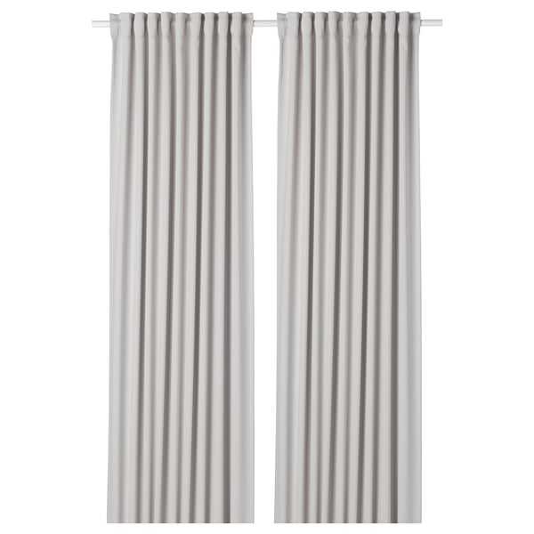 MAJGULL hvide gardiner, fremstillet af genanvendt polyester, med stanglommedesign, der gør dem nemme at hænge op. Perfekt til mørklægning af rummet og privatliv.