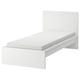 Hvid MALM seng, moderne minimalistisk design med højt hovedgærde, skummadras, rene linjer.