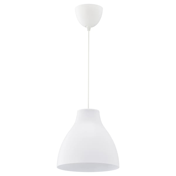 En hængende lampe ved navn MELODI. Den er hvid og har et enkelt kuppelformet design lavet af polypropylen og polystyrenplast.