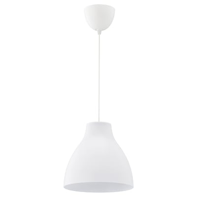 En hængende lampe ved navn MELODI. Den er hvid og har et enkelt kuppelformet design lavet af polypropylen og polystyrenplast.