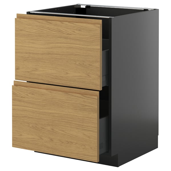 Et ikea METOD køkkenskab med to træskuffer i egetræsfinish og sorte sider. Det er rektangulært og moderne i designet.
