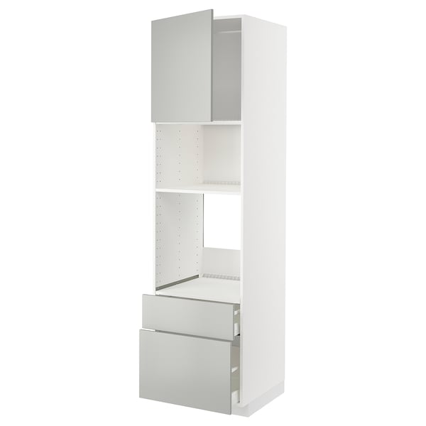 Et hvidt METOD køkkenmøbel med flere rum, herunder skuffer og hylder. Enheden er et moderne, stilrent design med lysegrå håndtag.