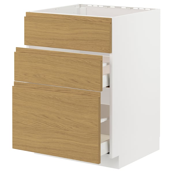 Et hvidt METOD køkkenskab med træskuffer i egetræsfinish og minimalistisk design.