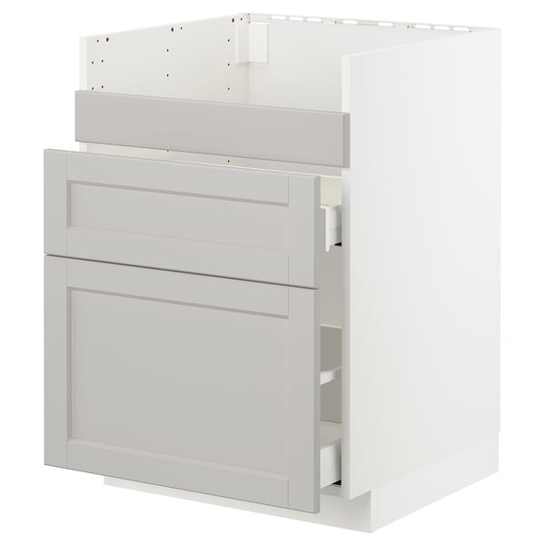 Hvid METOD køkkenskab med lysegrå fronter og skrå kanter, to skuffer og en hylde.