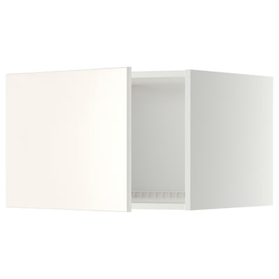 Et hvidt METOD køkkenskab med glatte overflader og moderne design.
