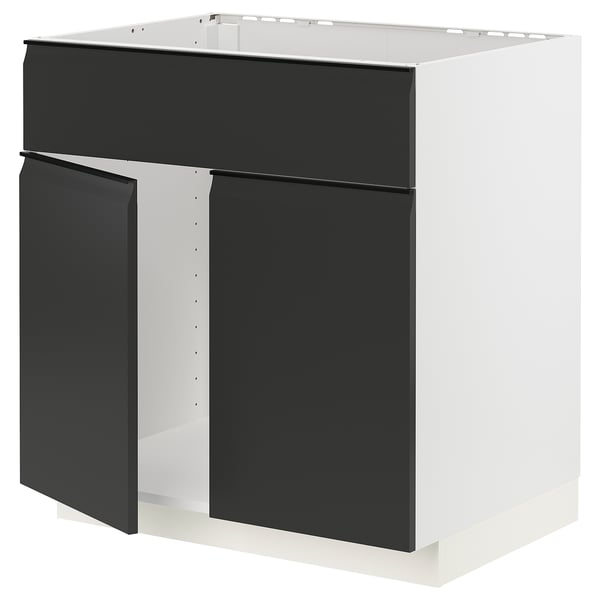 Moderne sort og hvid METOD køkkenenhed med integrerede greb og rent, minimalistisk design.