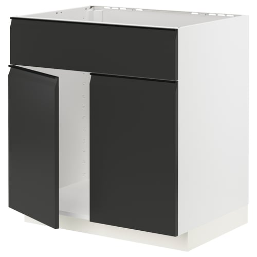 Moderne sort og hvid METOD køkkenenhed med integrerede greb og rent, minimalistisk design.