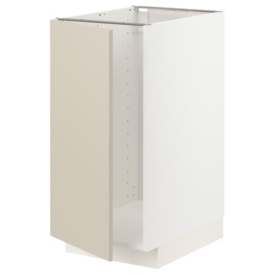 Et hvidt og beige METOD køkkenskab med slanke, glatte overflader og moderne design.