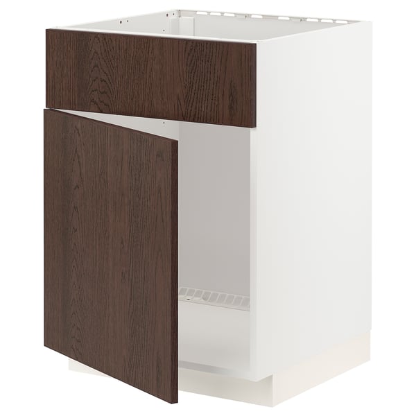 Et mørkebrunt ikea METOD køkkenskab med hvid ramme og egetræsfiner. Det er en halvåben dør, der afslører den indvendige opbevaringsplads.