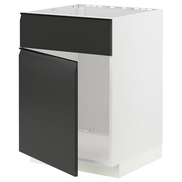 Moderne sort og hvid køkkenenhed med slankt håndtagsløst design.