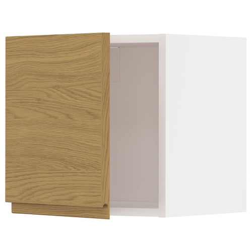 METOD køkkenenhed med låge i egetræsfinish, hvidt skab, moderne minimalistisk design.