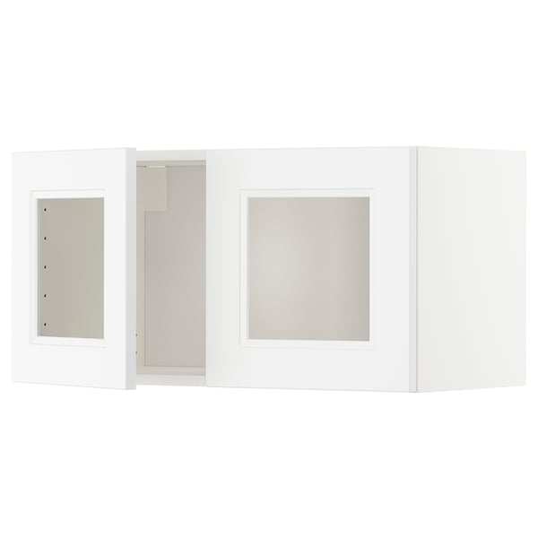 Hvidt vægskab, rektangulært med glaslåge, en del af ikea METOD køkkensystem.