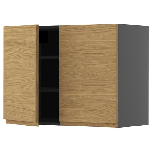 Træskab med grå sider, minimalistisk design, to døre åbne, tre hylder afsløret.