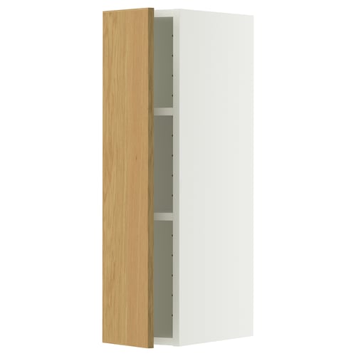 Et hvidt METOD vægskab med en lys egetræslåge og en enkelt hylde indeni. Skabet er rektangulært og moderne i designet.