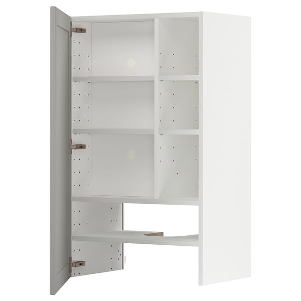 Et hvidt ikea METOD køkkenskab med justerbare hylder og en vendbar låge.
