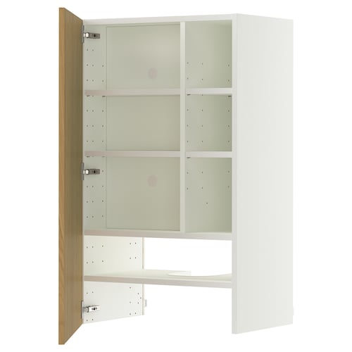 Et hvidt METOD skab med en egetræslåge, med tre hylder indeni. Designet er moderne og minimalistisk.