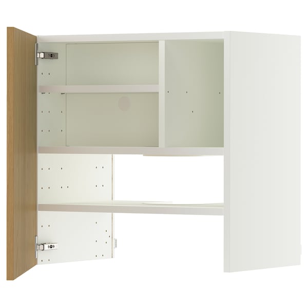 Et hvidt ikea METOD skab med egetræsdetaljer og justerbare hylder.