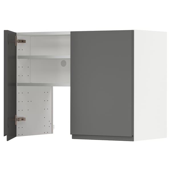Et gråt METOD køkkenskab med et moderne design. Det er en mørkegrå dør med hvidt interiør, justerbare hylder og robust konstruktion.