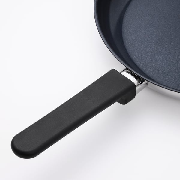 Sort stegepande med et behageligt, ergonomisk håndtag med en glat, non-stick overflade for nem madlavning.