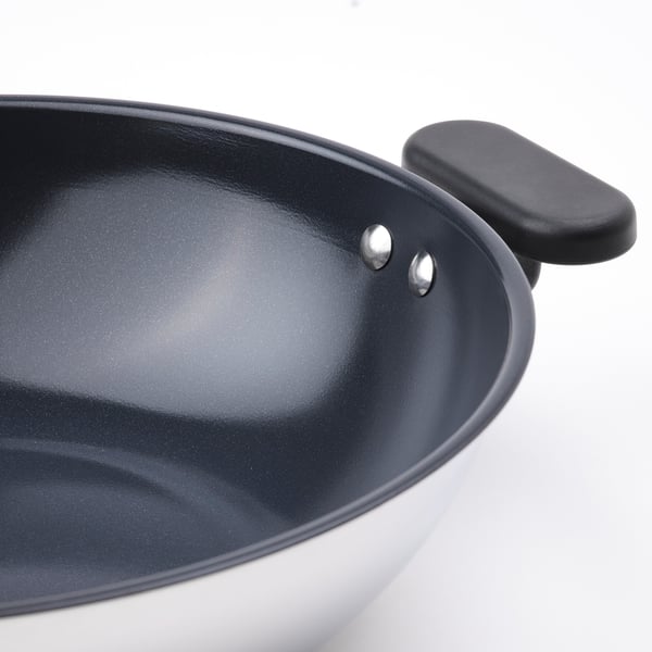 Nærbillede af MIDDAGSMAT woks non-stick interiør og robust håndtag.