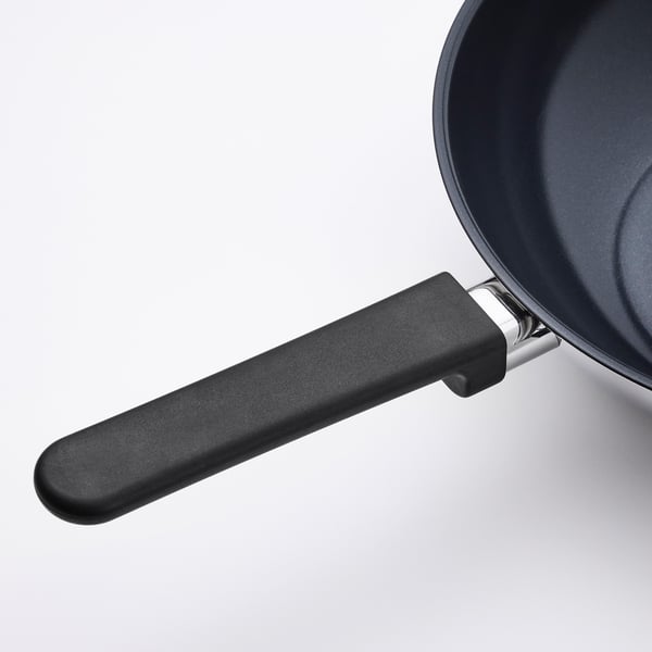 Sort pande med robust håndtag, skinnende non-stick inderside, sikkert fastgjort til moderne håndtag for let greb.