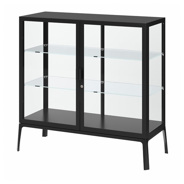 Sort MILSBO vitrineskab med justerbare hylder. Moderne og slankt design til sikker fremvisning af genstande.