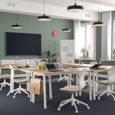 Moderne konferencelokale med MITTZON-borde, långfjäll-stole, minimalistisk design, naturligt lys, grønne vægge, sort lys.