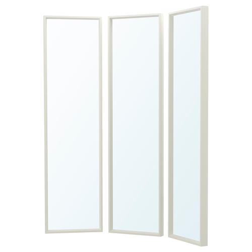 Et hvidt NISSEDAL trefoldet spejl med minimalistisk design, ideelt til badeværelser. Den har en fiberpladeramme og glasspejle.