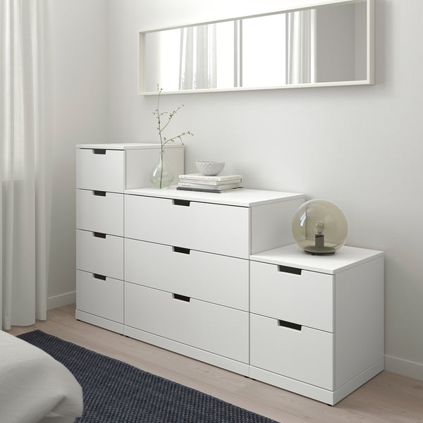 Hvid NORDLI kommode med spejl, moderne soveværelsesindretning