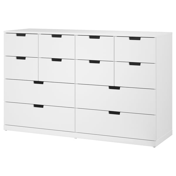 Ikea NORDLI hvid kommode med 6 skuffer. Rent moderne look, firkantet form, sorte håndtag. Fremstillet af fiberplader og spånplader.