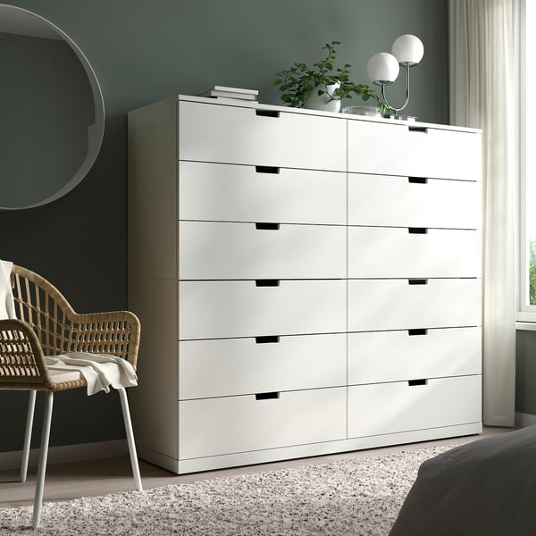 Hvid NORDLI kommode i moderne rum med planter og bøger.