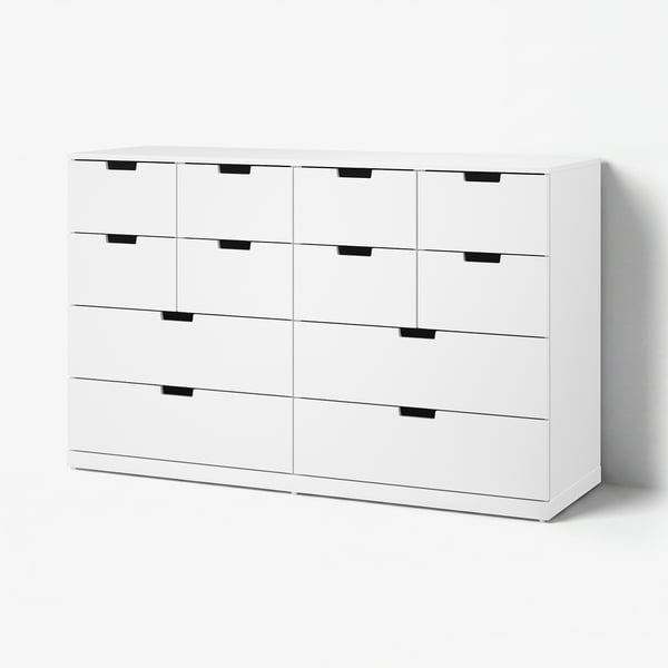 En hvid NORDLI-kiste med 9 skuffer, slankt design, moderne minimalistisk stil og rene linjer.