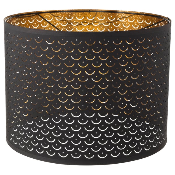 NYMÖ lampeskærm: sort og guld polyester, fiskeskælsmønster, kaster indviklet lys.