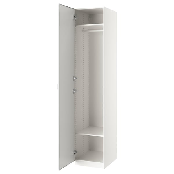 Et åbent hvidt ikea PAX garderobeskab med hylder og en bøjlestang.