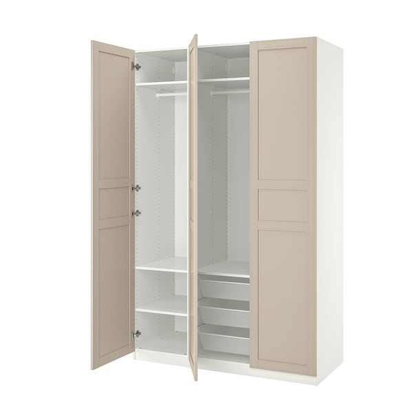 Et åbent beige ikea PAX garderobeskab med hylder og stativer.