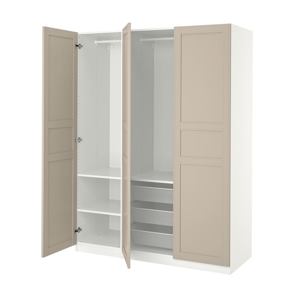 Et åbent hvidt PAX garderobeskab med beige låger, med hylder og netskuffer, designet til effektiv opbevaring.