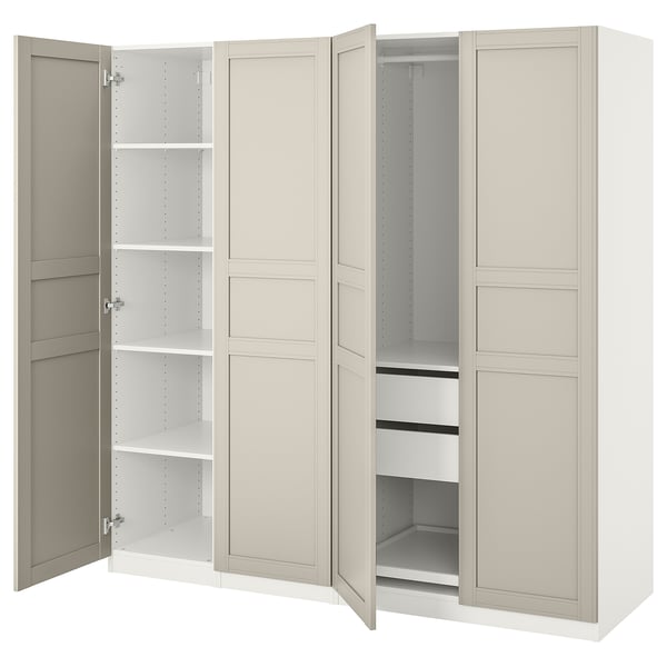 Et hvidt ikea PAX garderobeskab med åbne låger, der afslører justerbare hylder og rum. Designet er slankt og minimalistisk.
