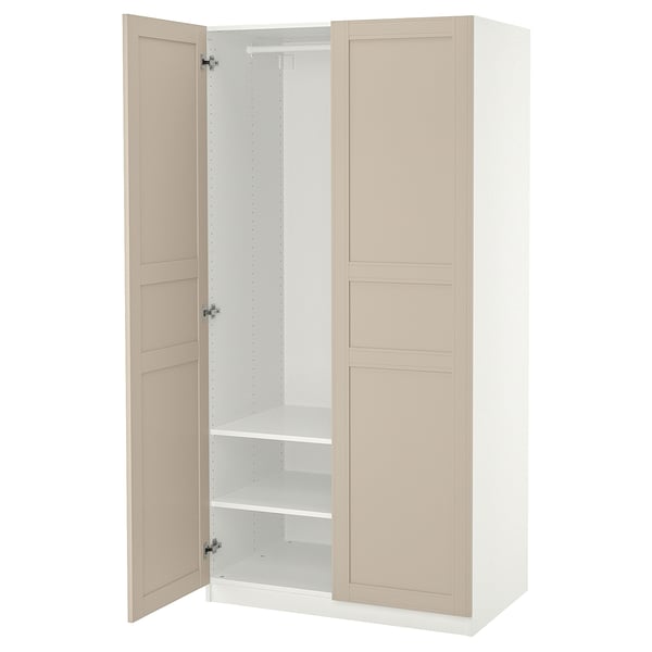 Et hvidt IKEA PAX garderobeskab med beige låger, der kan åbnes for at afsløre indvendige hylder og en bøjlestang.