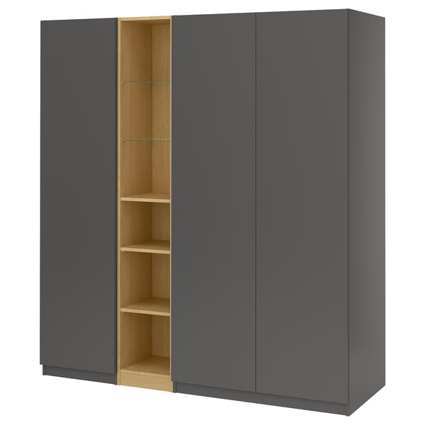 Et gråt IKEA PAX garderobeskab med lyse træhylder. Moderne og rummelig, den har fire brede skuffer og et åbent rum for nem organisering.