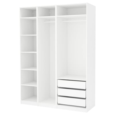 Marcada PAX garderobeskab i hvid, med hylder og skuffer, slankt og minimalistisk design.