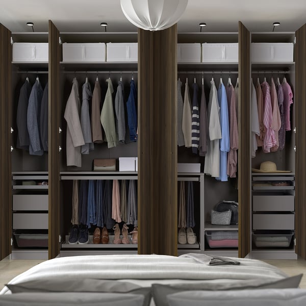 Moderne garderobe med hængende tøj, hylder og skoopbevaring. Blødt lukkende døre og velorganiserede sektioner.