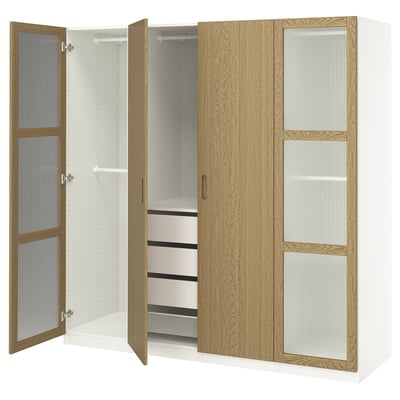 Dette billede viser et ikea PAX garderobeskab med egefinér og hvidt interiør. Det er to åbne sektioner, der afslører hængestænger og hylder.