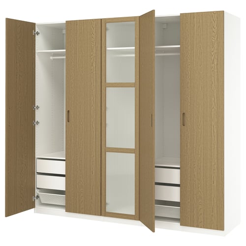 Moderne PAX garderobe i lyst træ, åbne udstillingshylder, skuffer, netkurve og hængestang.
